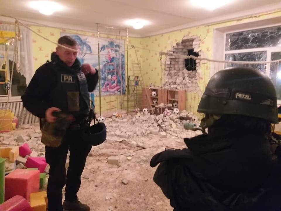Фото: facebook.com/anton.gerashchenko.7 Обстрел Станицы Луганской. В ответ на фейки РФ Украина отвезла в Станицу иностранные СМИ