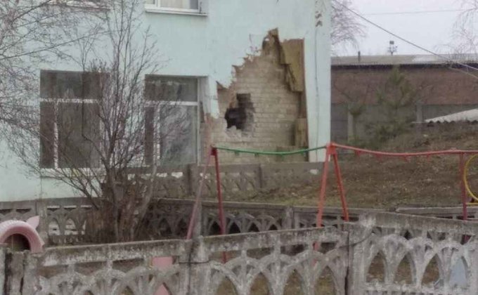 Бойовики обстріляли Станицю Луганську: влучили у дитсадок, у трьох людей контузія – фото