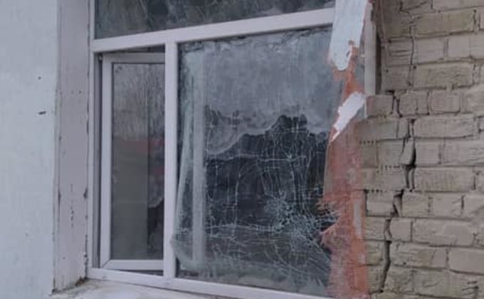 Бойовики обстріляли Станицю Луганську: влучили у дитсадок, у трьох людей контузія – фото