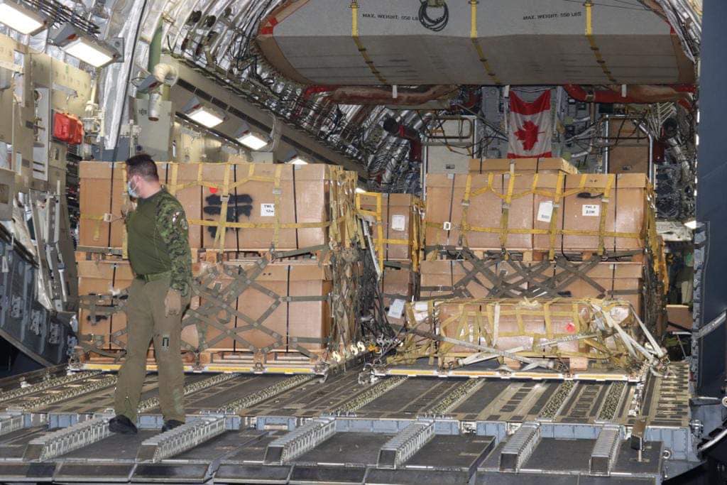 Розвантаження літака з військовою допомогою Канади (Фото – Facebook)