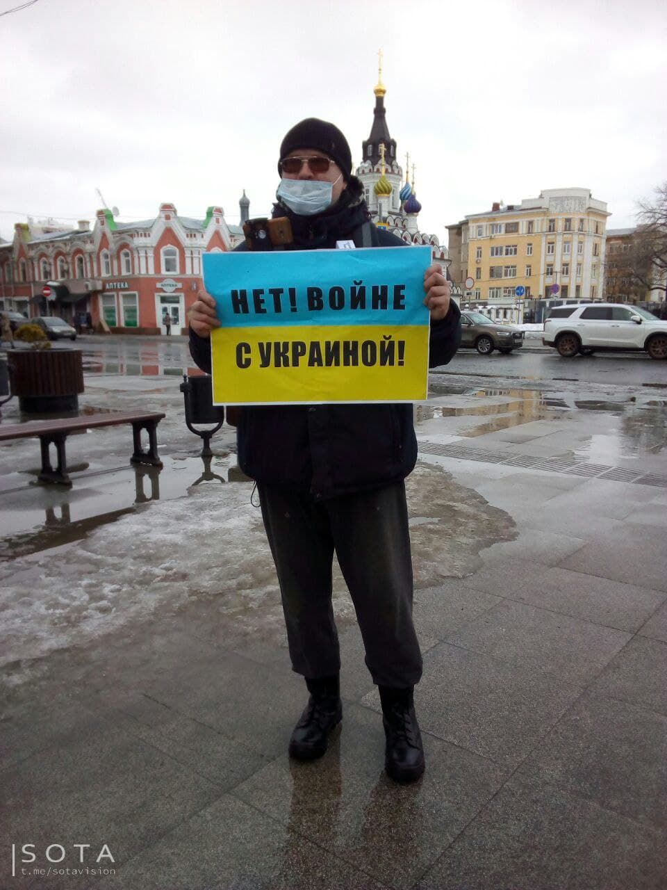 Активіст Максим Тихонов під час пікету у Саратові (Фото – Telegram Sotavision) Активіст Максим Тихонов під час пікету у Саратові (Фото – Telegram Sotavision)