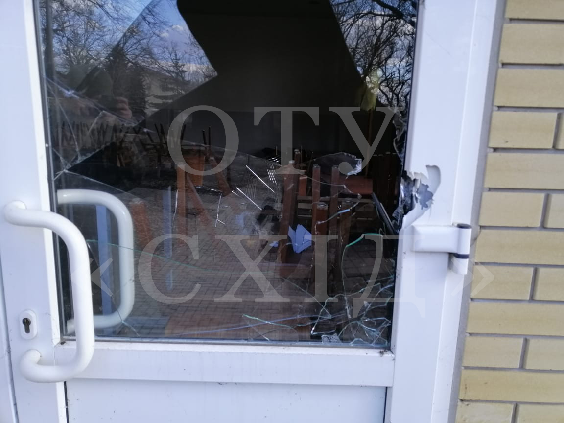 Обстрел на Донбассе (Фото – ОТГ Восток) Боевики вели обстрел возле христианского центра на Донбассе. Тяжело ранен военнослужащий