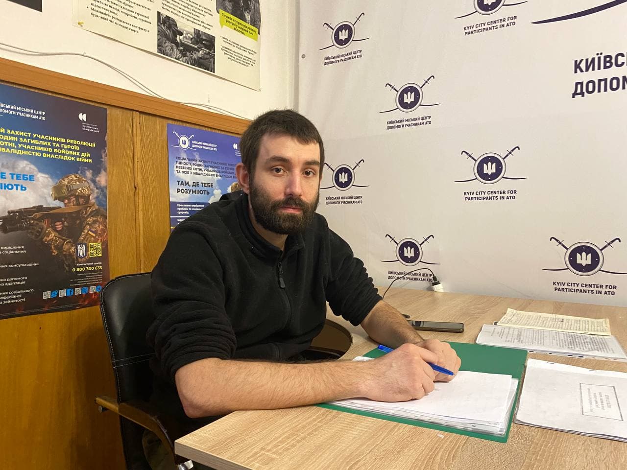 Павло Щибря, займається гарячою лінією тероборони в КМДА Фото: Тамара Балаєва