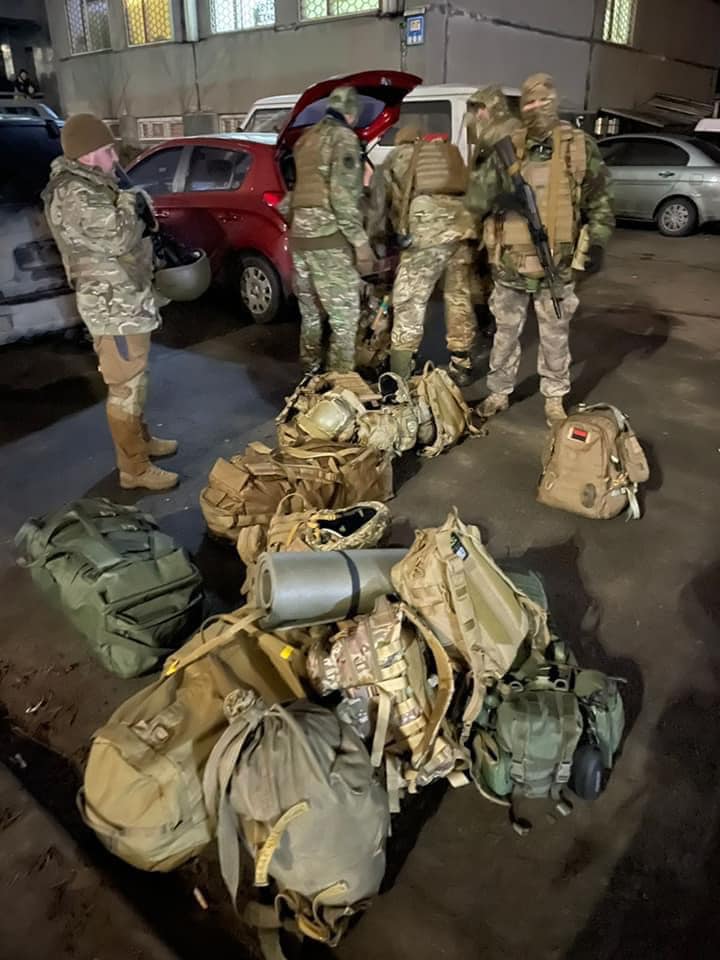 Тисячі людей вступають у тероборону: фото