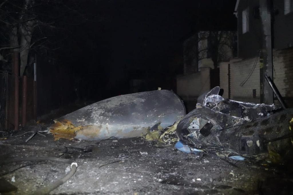 Фото: ГСЧС Еще в одном жилом районе Киева пожар от падения обломков вражеской техники