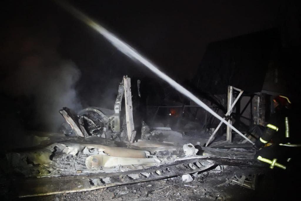 Еще в одном жилом районе Киева пожар от падения обломков вражеской техники