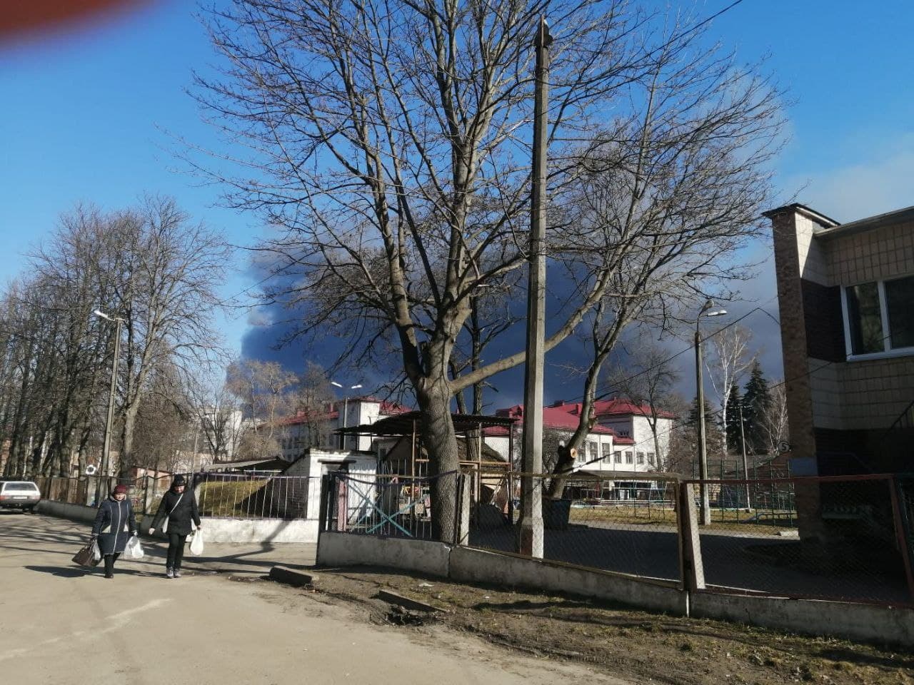 Войска РФ обстреливают Чернигов: под ударом дома, пожар в районе Эпицентра – фото
