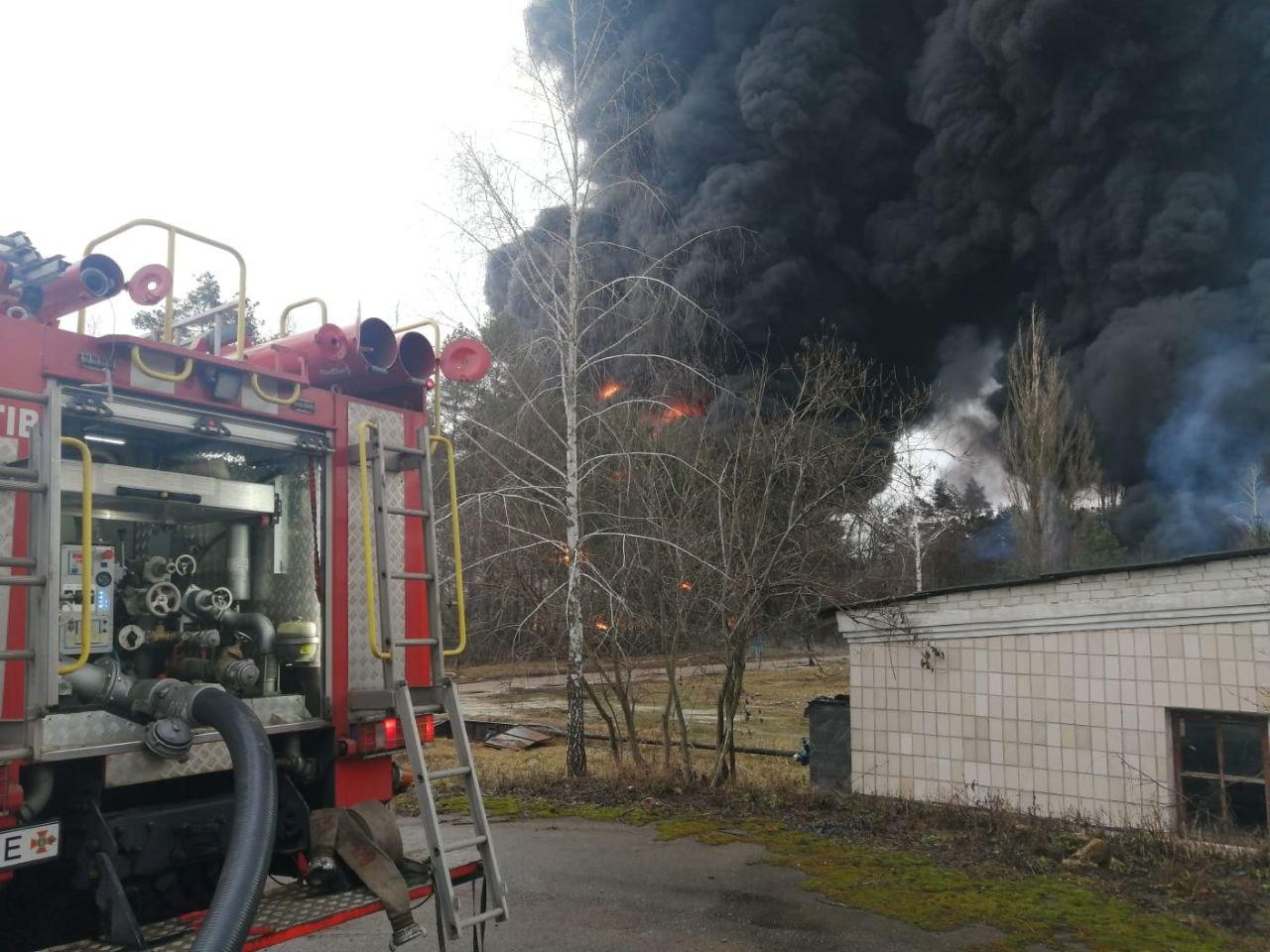 Россия обстреляла нефтебазу в Чернигове: горит резервуар с дизельным топливом – видео