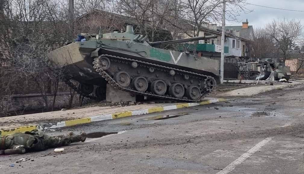 Украинские воины разгромили в Гостомеле российских десантников: фото и видео 18+