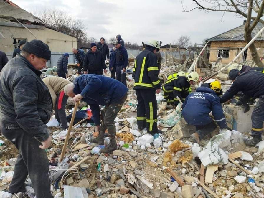 Обстріл (Фото – ДСНС) Окупанти обстріляли село під Києвом: п'ятеро загиблих, зокрема троє дітей