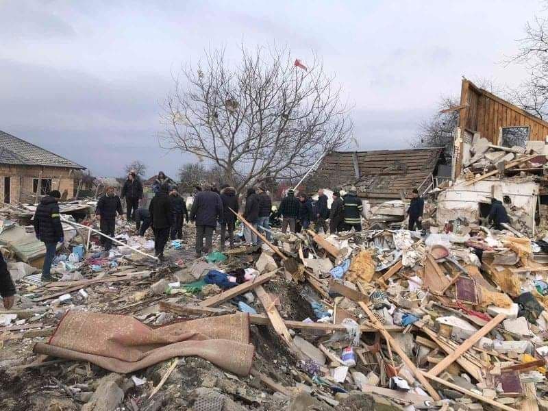 Наслідки обстрілу, Київська область (Фото – ДСНС) Окупанти обстріляли село під Києвом: п'ятеро загиблих, зокрема троє дітей