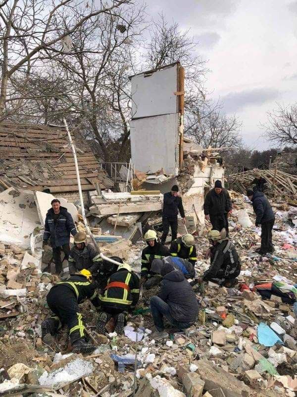 Наслідки обстрілу, 4 березня (Фото – ДСНС) Окупанти обстріляли село під Києвом: п'ятеро загиблих, зокрема троє дітей