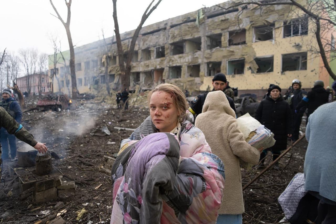 Последствия обстрела россиянами роддома и детской больницы в Мариуполе