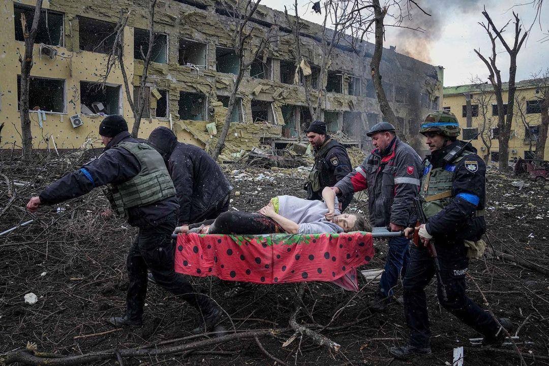 Авиаудар россиян по роддому в Мариуполе. Ранены 17 медиков и рожениц — глава ОГА