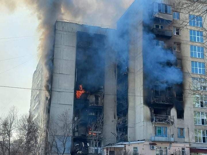 Пожары в обстрелянных городах Луганской области (фото – Сергей Гайдай) Обстрелы Северодонецка, Рубежного, Попасной. Горят десятки домов – Луганская ОВГА