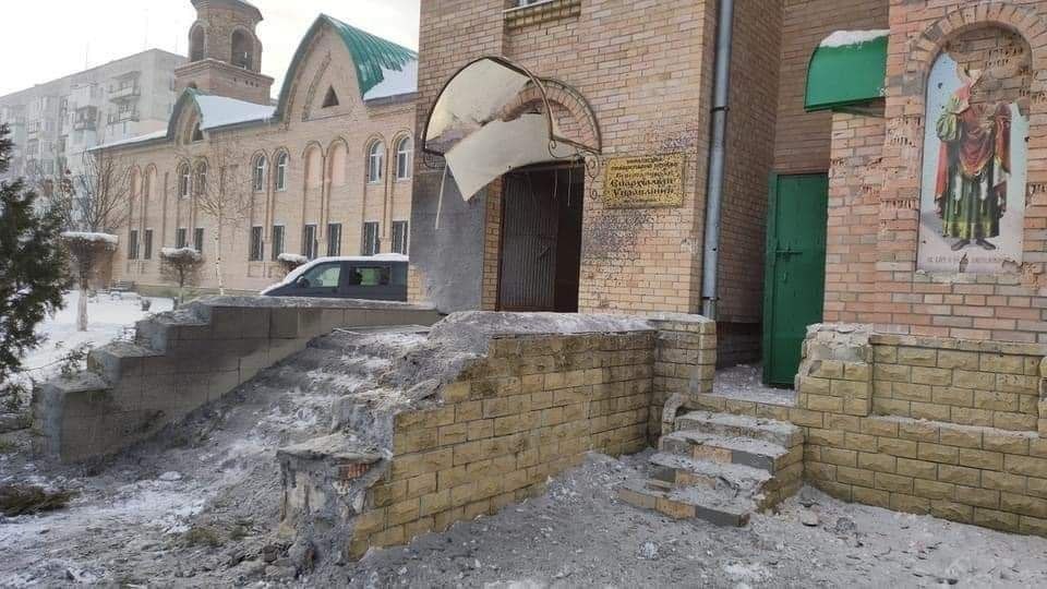 Обстрелян храм в Северодонецке (фото – Сергей Гайдай) Обстрелы Северодонецка, Рубежного, Попасной. Горят десятки домов – Луганская ОВГА