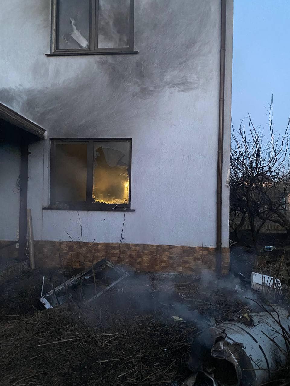 Київ, Оскорки (Фото – МВС) Снаряди окупантів влучили в багатоповерхівку та приватний будинок у Києві – фото, відео