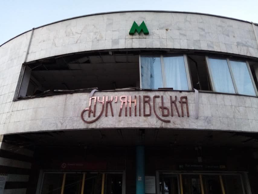 Метро (Фото – Київський метрополітен) Снаряди окупантів влучили в багатоповерхівку та приватний будинок у Києві – фото, відео