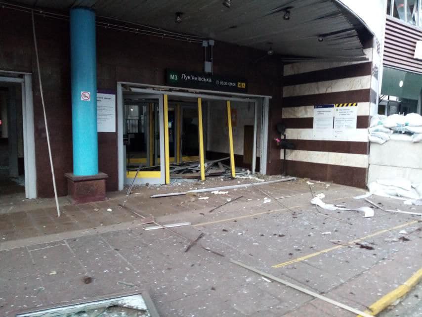 Обстріл (Фото – Київський метрополітен) Снаряди окупантів влучили в багатоповерхівку та приватний будинок у Києві – фото, відео