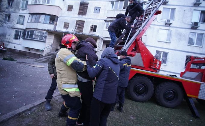 У Києві окупанти обстріляли багатоповерхівку, двоє людей загинуло. Фото