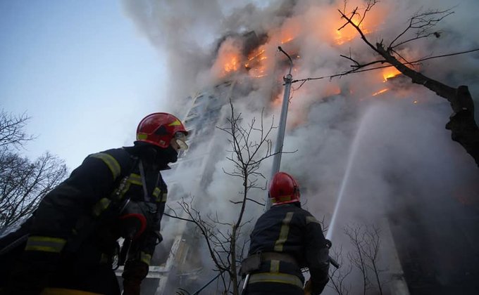 У Києві окупанти обстріляли багатоповерхівку, двоє людей загинуло. Фото