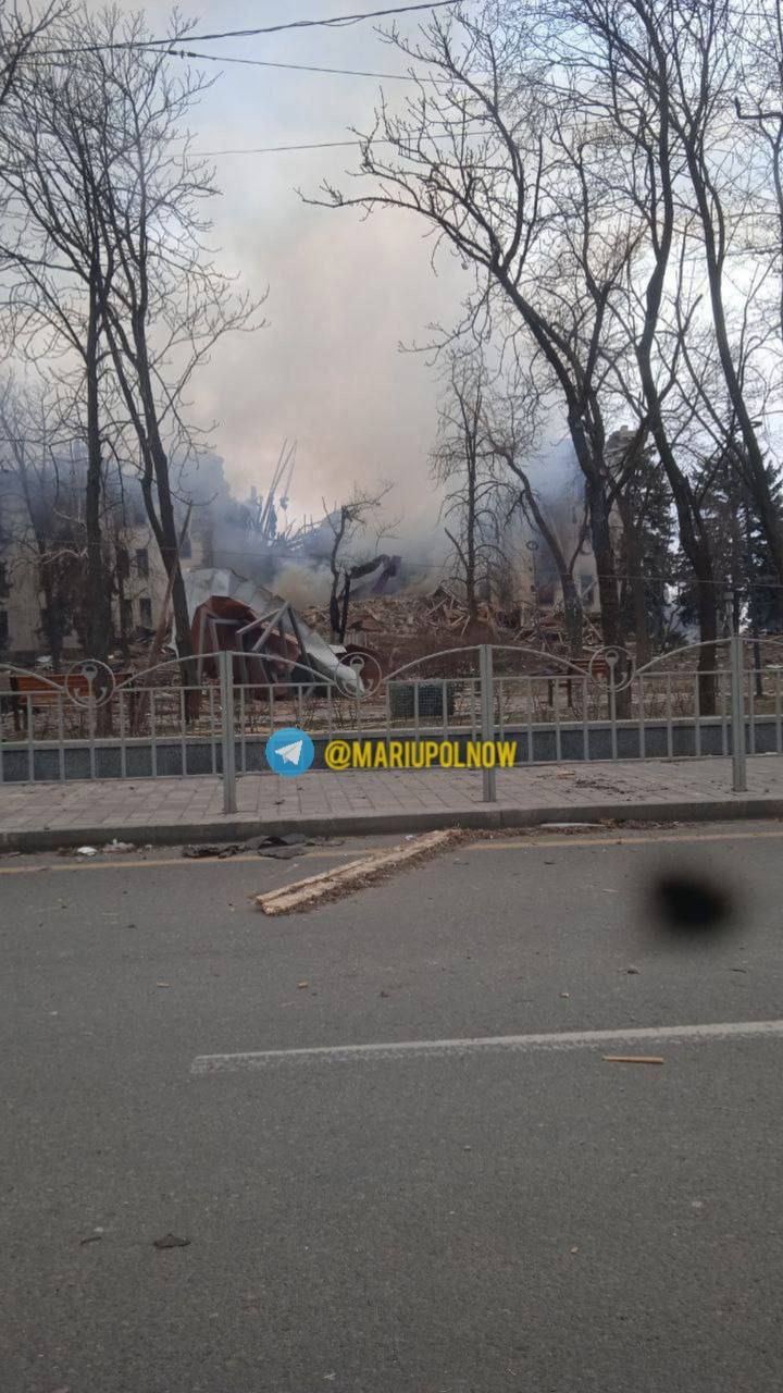 В Мариуполе самолет оккупантов сбросил бомбу на драмтеатр, где прятались сотни людей
