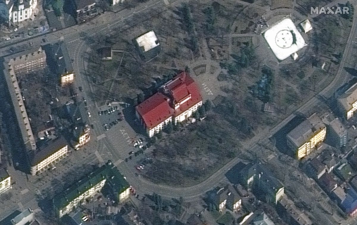 В Мариуполе самолет оккупантов сбросил бомбу на драмтеатр, где прятались сотни людей