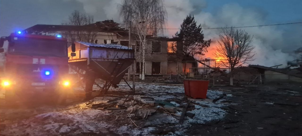 Харьковская область. Российские ракеты попали в школу, начался пожар – фото, видео