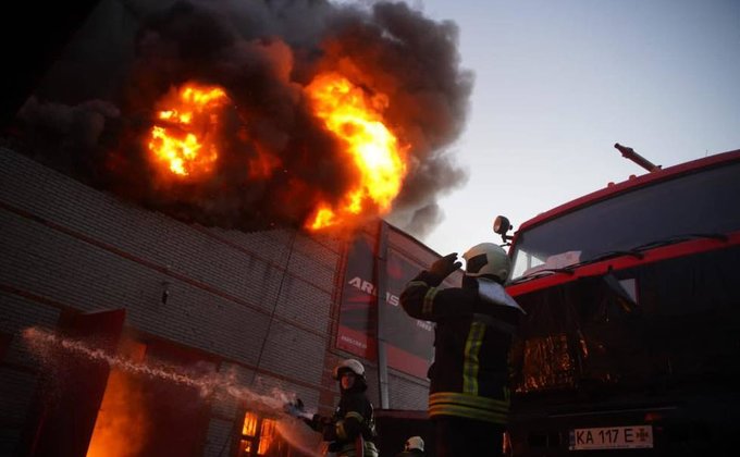 Російські війська обстріляли Святошинський район Києва: виникли пожежі, двоє загиблих