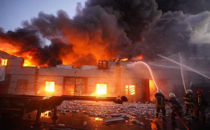 Російські війська обстріляли Святошинський район Києва: виникли пожежі, двоє загиблих