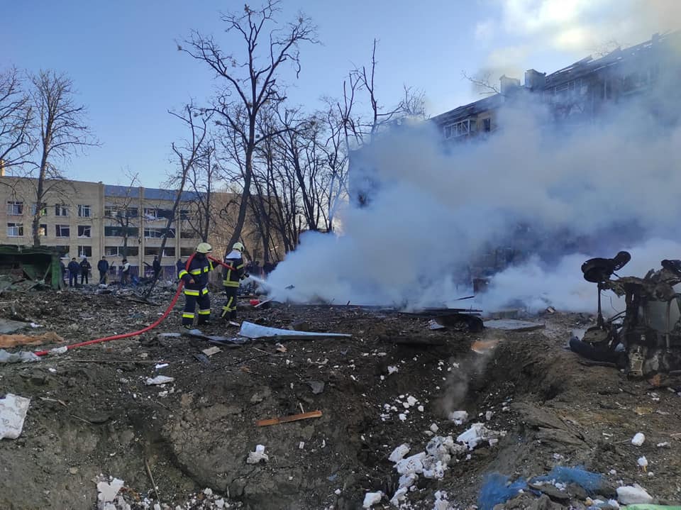 Обновлено. Россияне обстреляли жилой квартал в Подольском районе Киева – фото, видео
