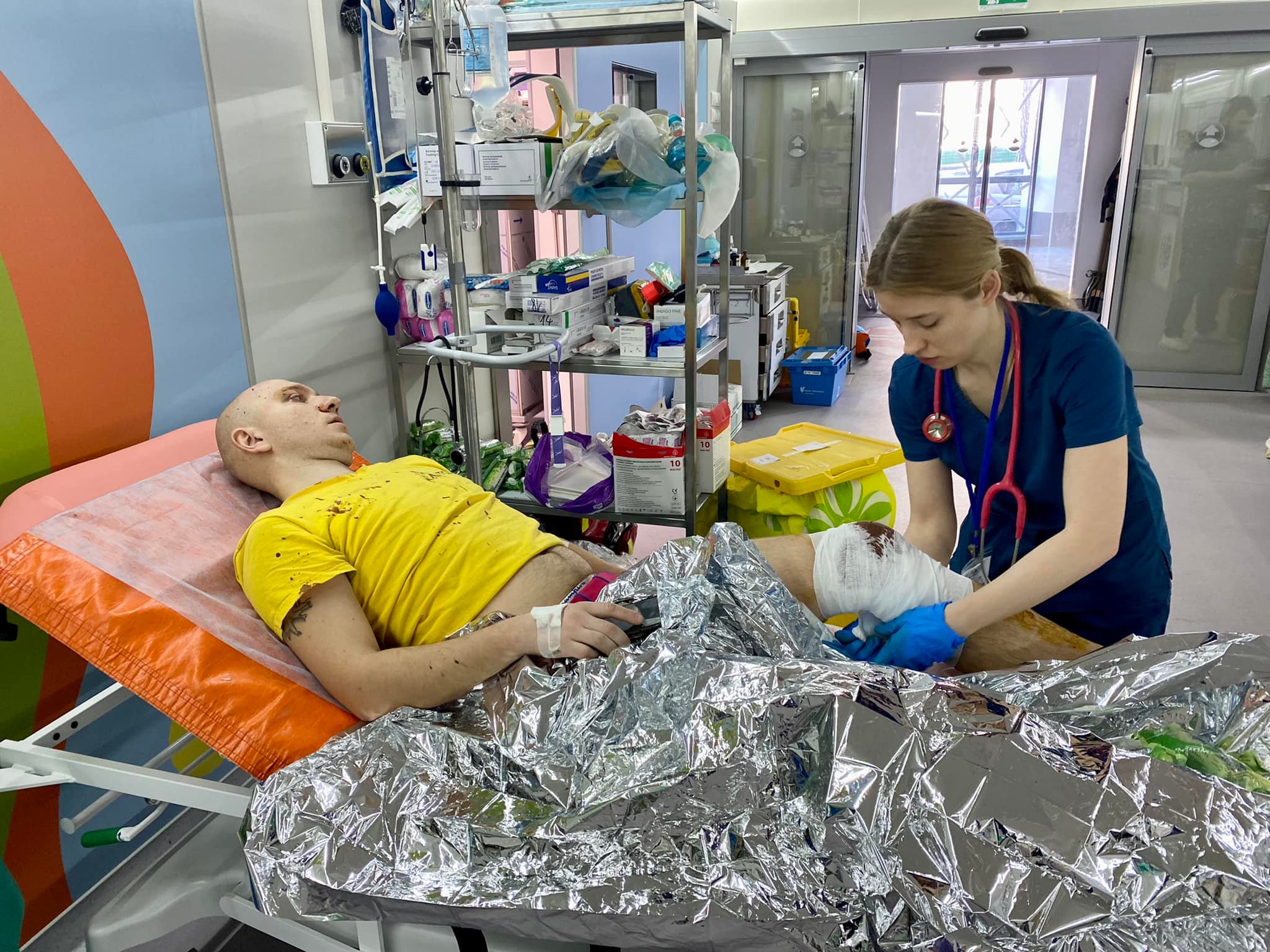 Обстрел Киева. Женщина спасла ребенка, прикрыв его своим телом
