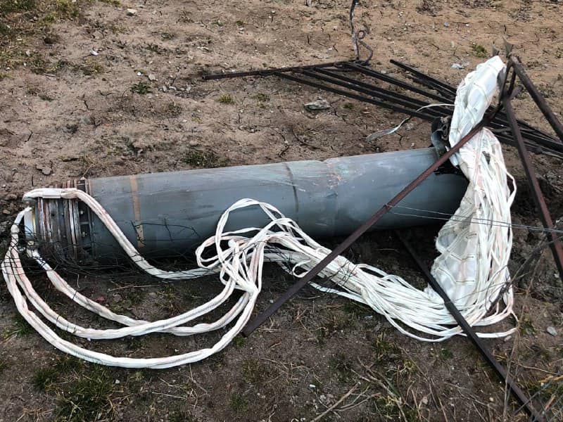 Киев. Российские оккупанты впервые применили снаряды, спускающиеся на парашютах – фото