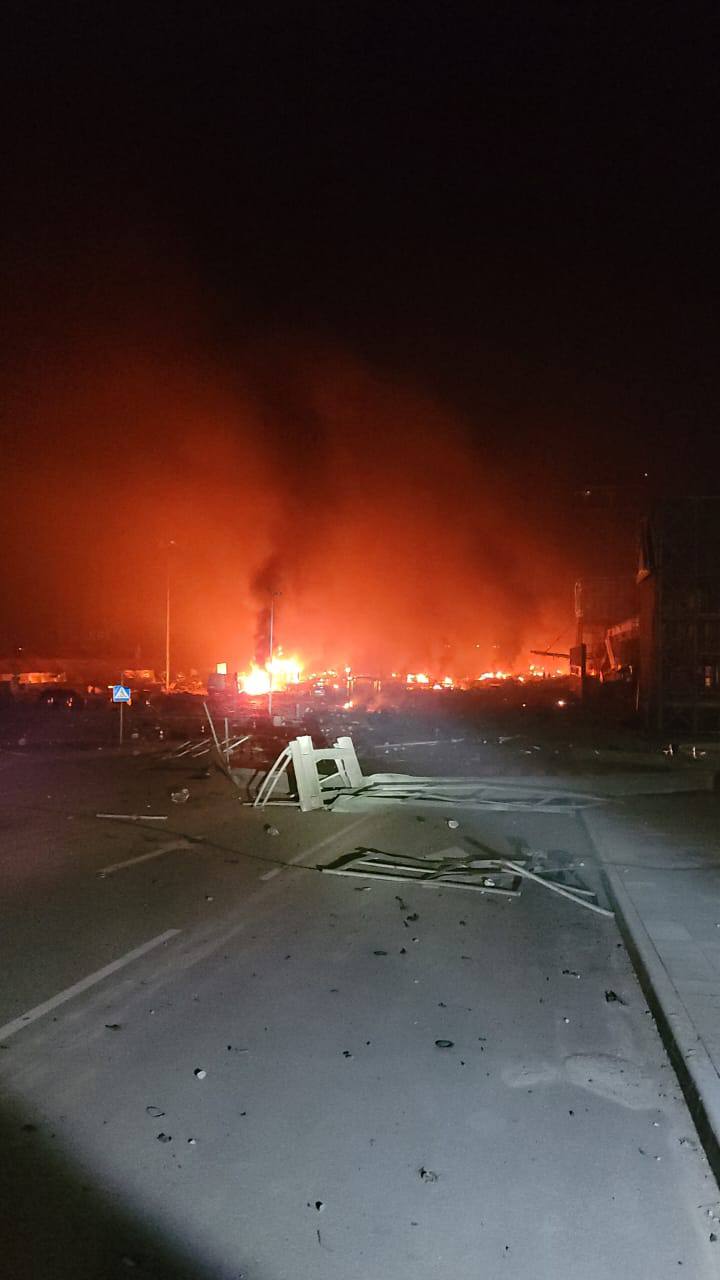 Фото – Віталій Кличко Росія нанесла ракетний удар по Києву. Горять будинки і торгівельний центр - Кличко