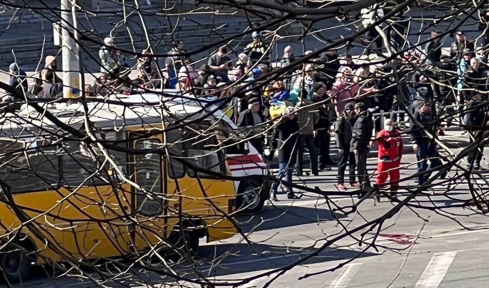 Взрывы и стрельба. Оккупанты устроили силовой разгон митинга за Украину в Херсоне – видео
