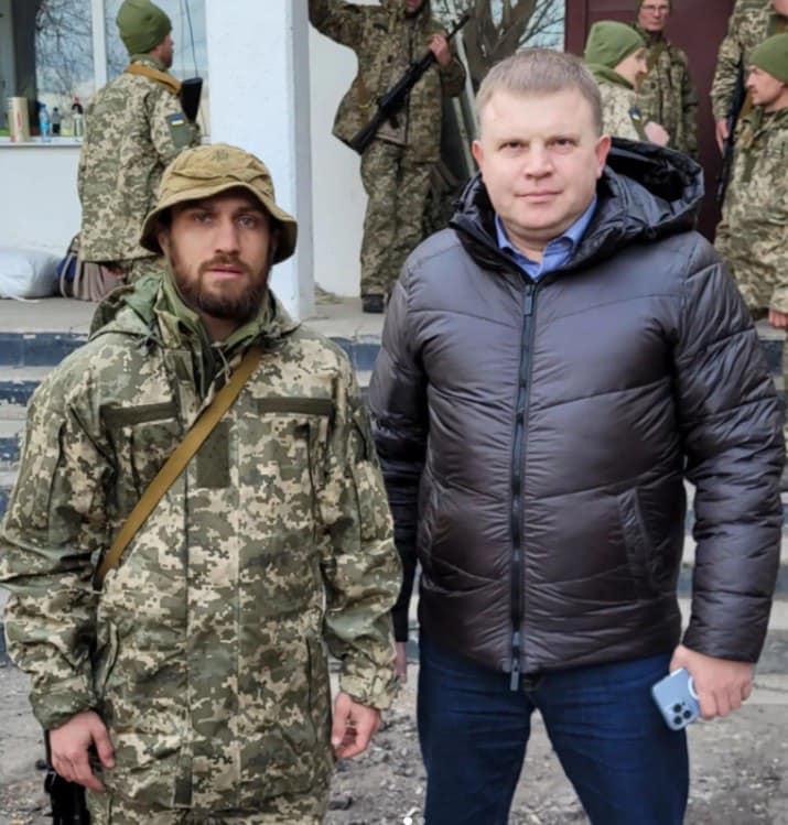 Василий Ломаченко и городской голова Белгород-Днестровского. Фото: фейсбук-страница Vasiliy Lomachenko Василий Ломаченко Ломаченко не поедет на поединок за звание абсолютного чемпиона мира. Остается в Украине