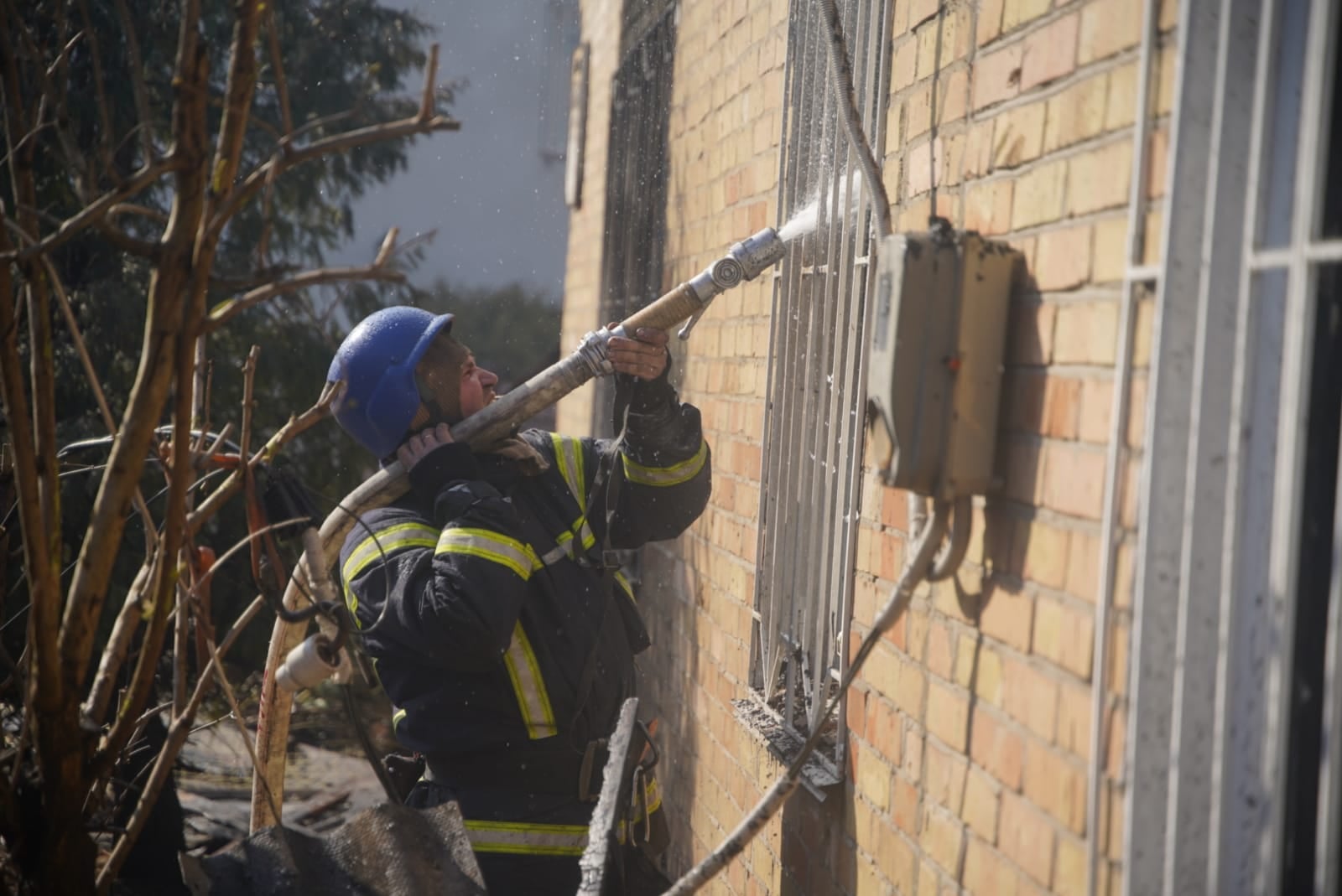 Оккупанты обстреляли Киев: повреждены дома в двух районах, есть пострадавшие – фото, видео
