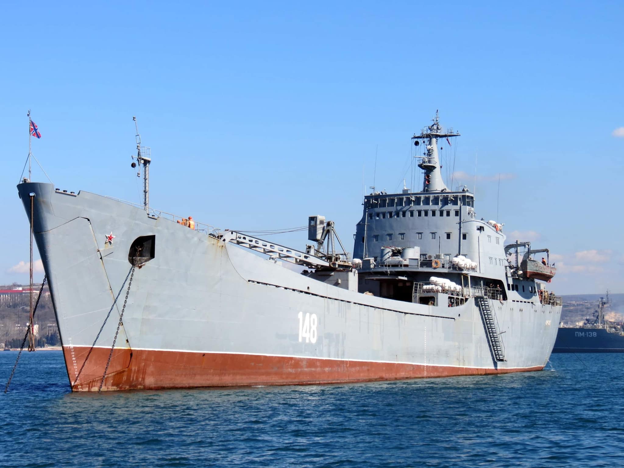 ВСУ уничтожили большой десантный корабль РФ в Бердянске, горят боеприпасы – фото, видео