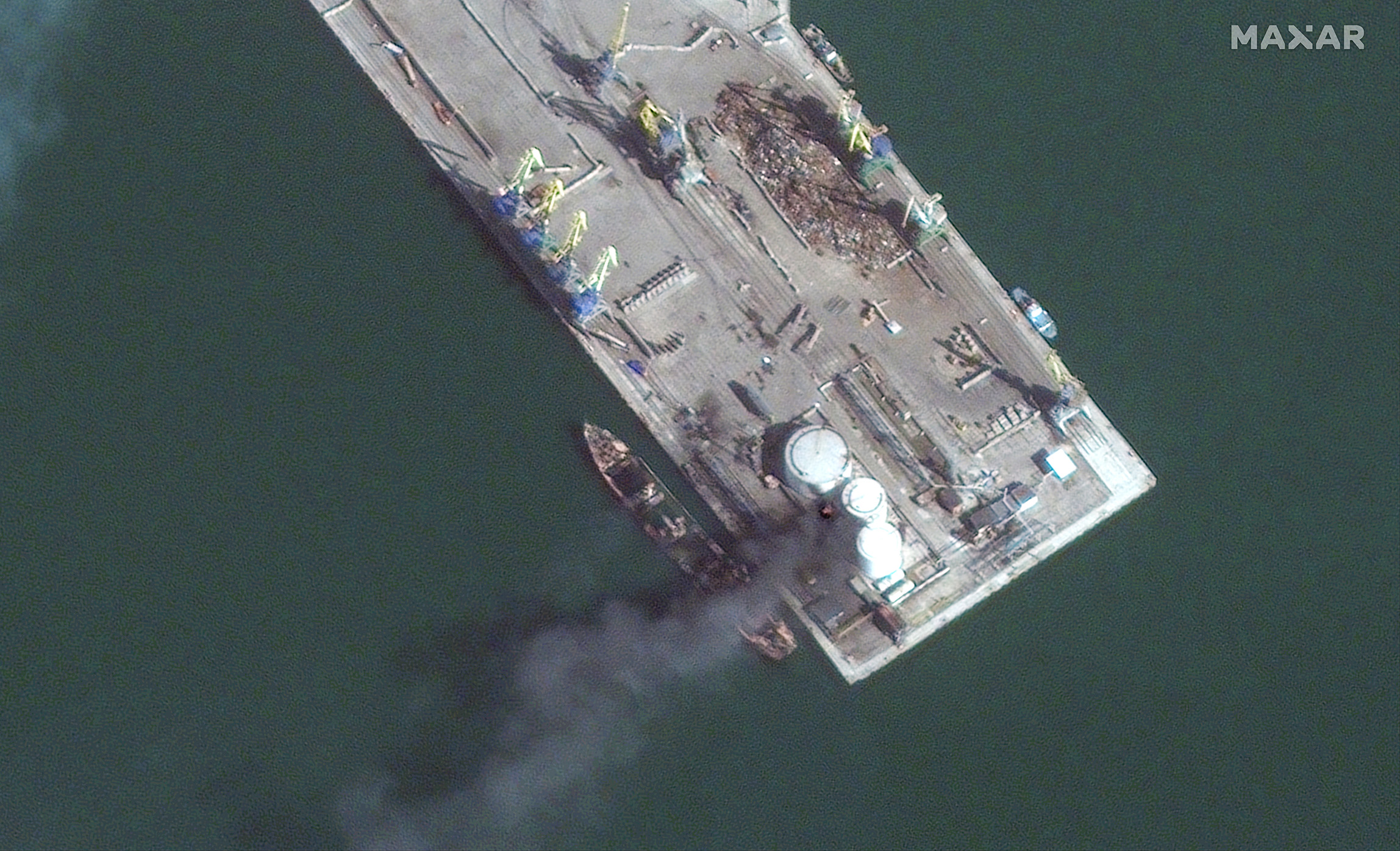 Опубликованы спутниковые снимки уничтоженного российского корабля в Бердянске