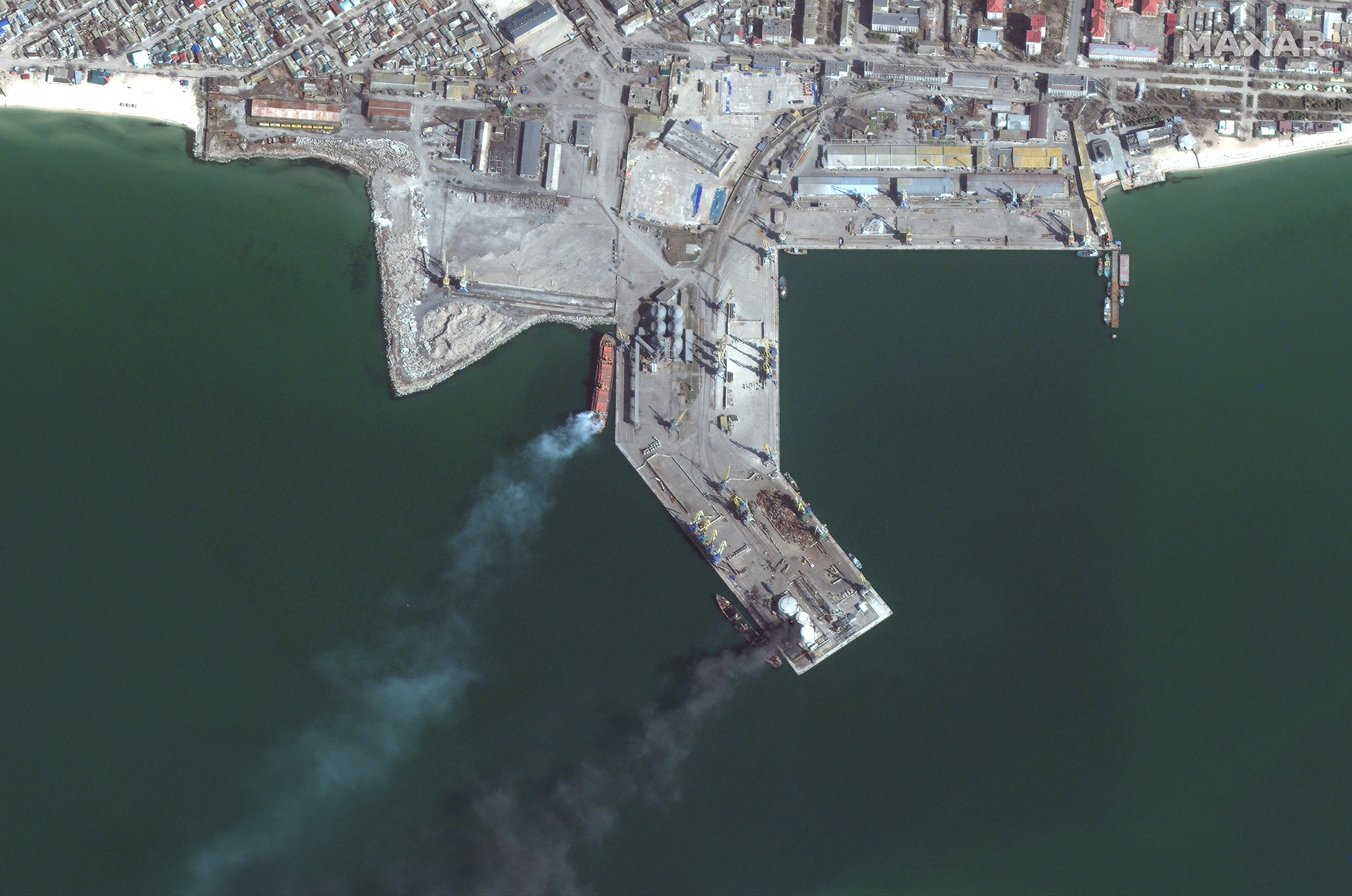 Опубликованы спутниковые снимки уничтоженного российского корабля в Бердянске