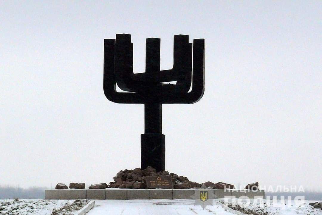 Окупанти обстріляли меморіал жертвам Голокосту у Харкові: фото