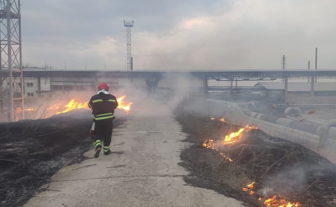 "Загиблих годинами не можуть забрати з вулиць". Фото пожеж після обстрілів Луганщини