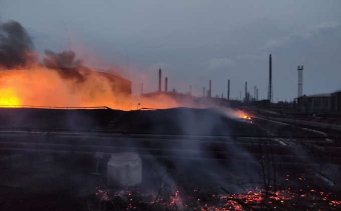 "Загиблих годинами не можуть забрати з вулиць". Фото пожеж після обстрілів Луганщини