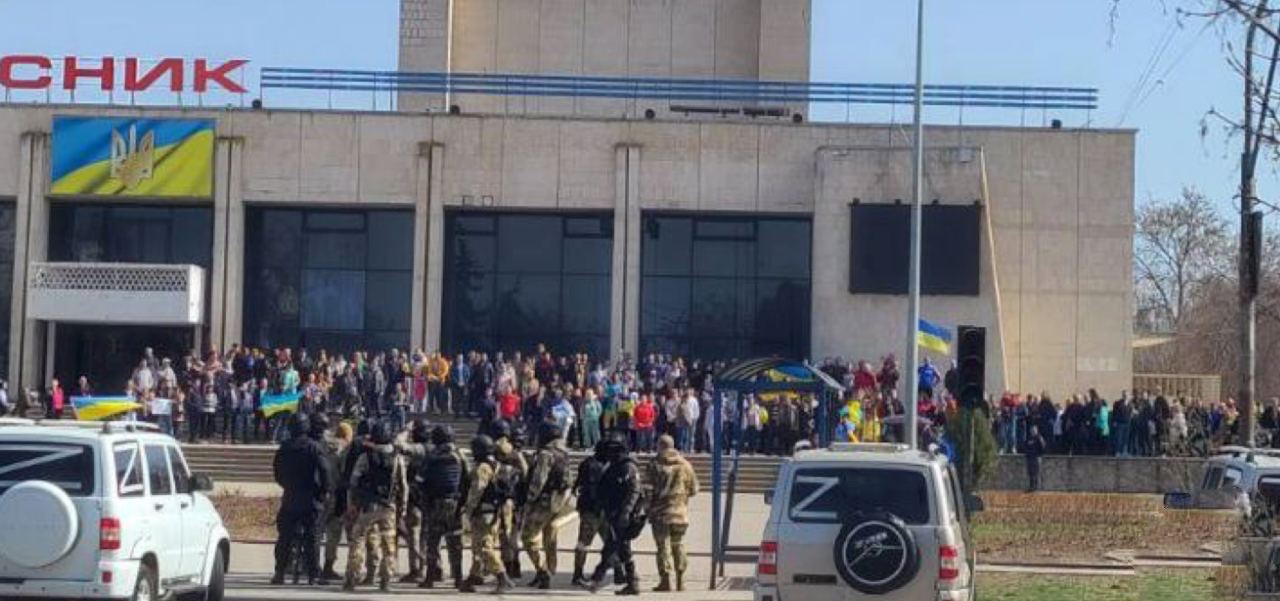 . Энергодарцы вышли на митинг: оккупанты обстреляли людей и забросали гранатами – видео