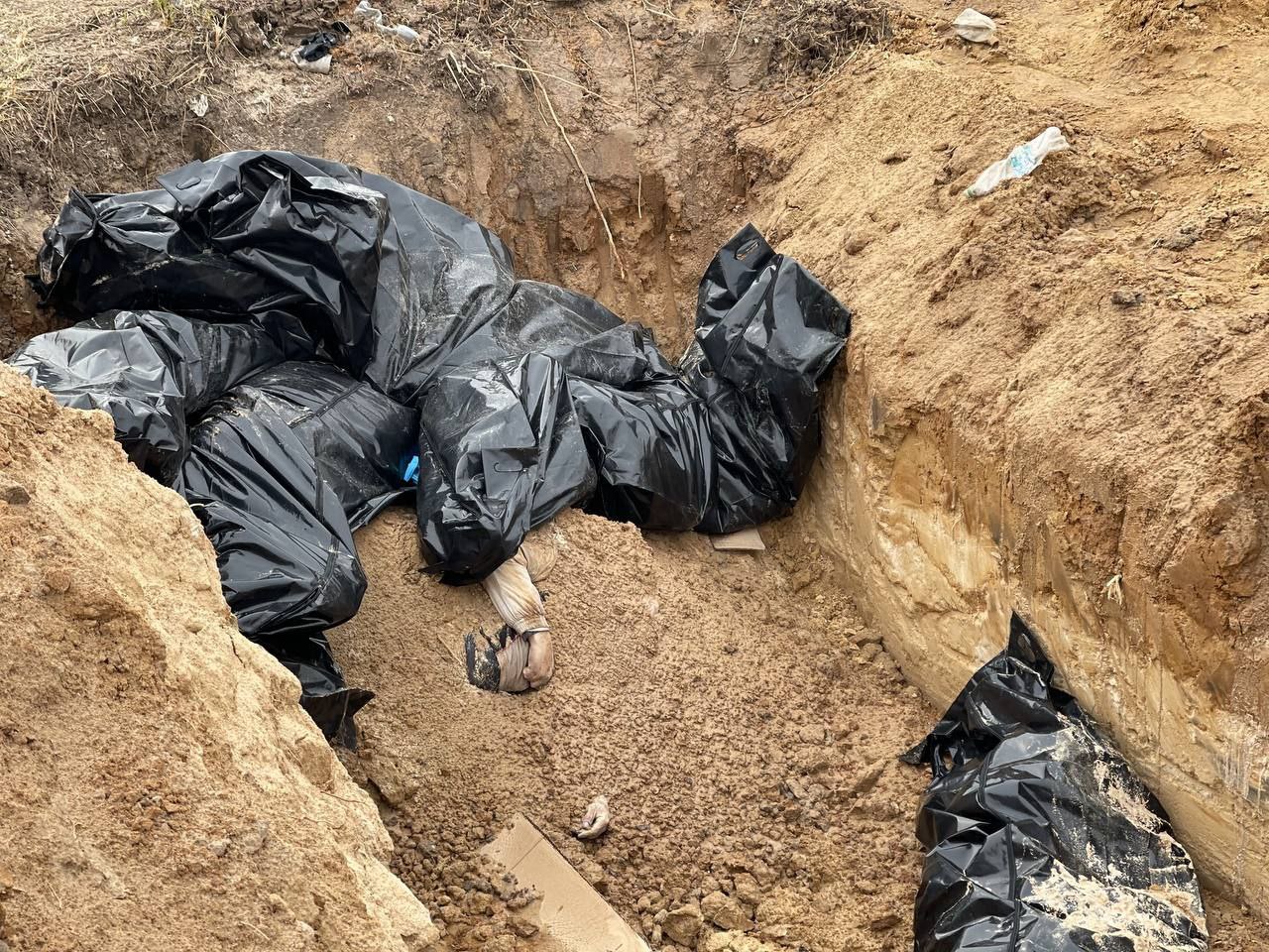 Денісова відвідала братську могилу у Бучі, де поховано понад 150 жертв окупантів: фото