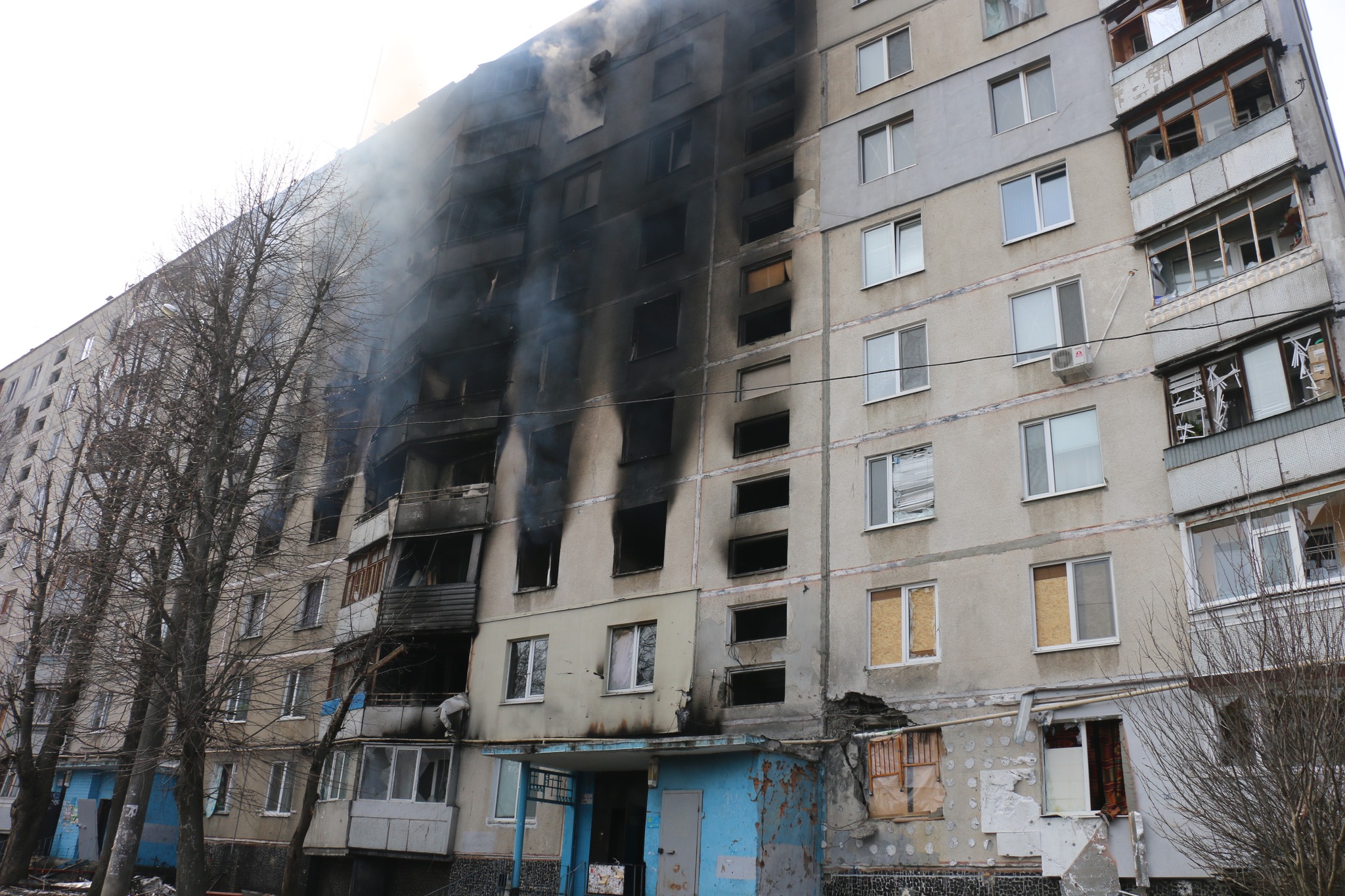 Наслідки обстрілу росіянами Салтівки у Харкові (фото – ДСНС)