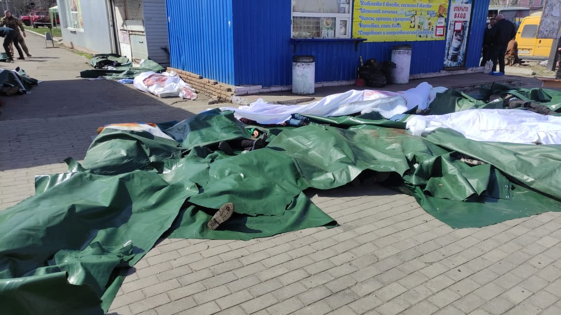 Загиблі (Фото – Павло Кириленко) Окупанти вдарили ракетами по вокзалу Краматорська: понад 30 загиблих та 100 поранених – фото