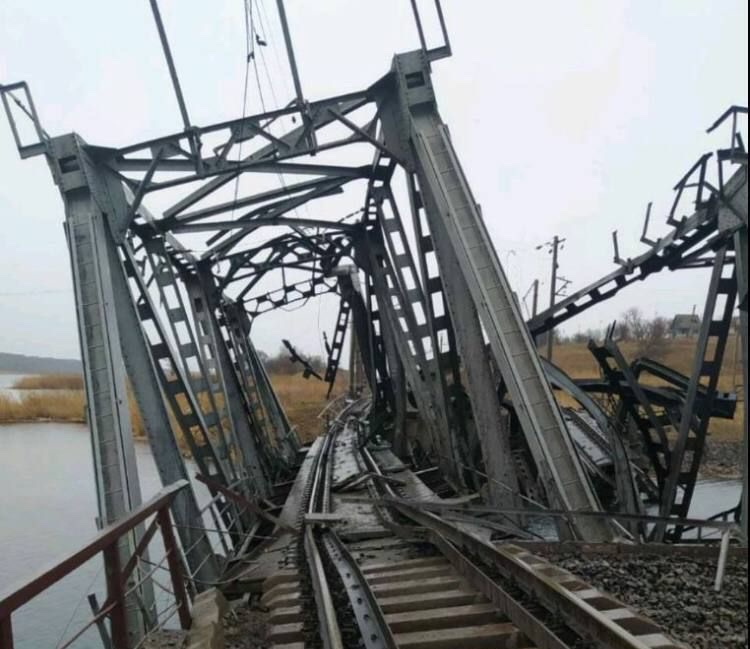 Знищений росіянами залізничний міст у Василівці (фото – Telegram Олександра Старуха)