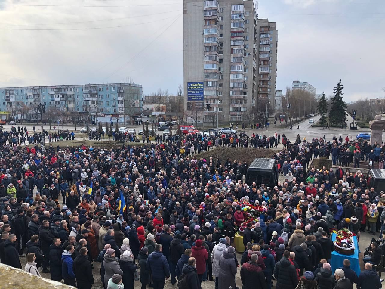 Енергодарці прощаються з нацгвардійцями, які загинули при захисті ЗАЕС (фото – Telegram Старуха)