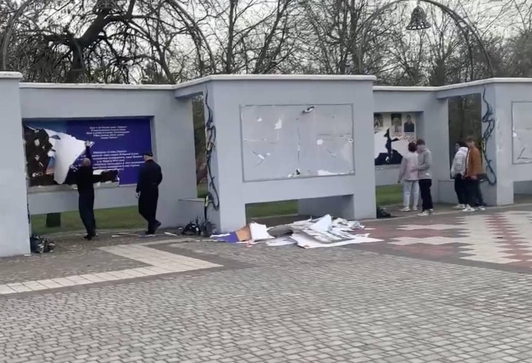 Фото: Сергій Хлань В Херсоні за вказівкою окупантів зірвали портрети Героїв Небесної Сотні
